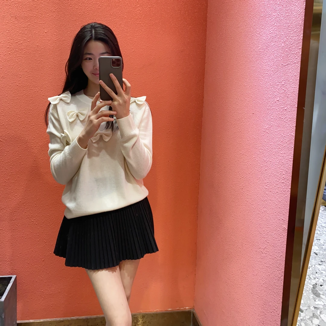 （默茗服装）立体蝴蝶结圆领毛衣