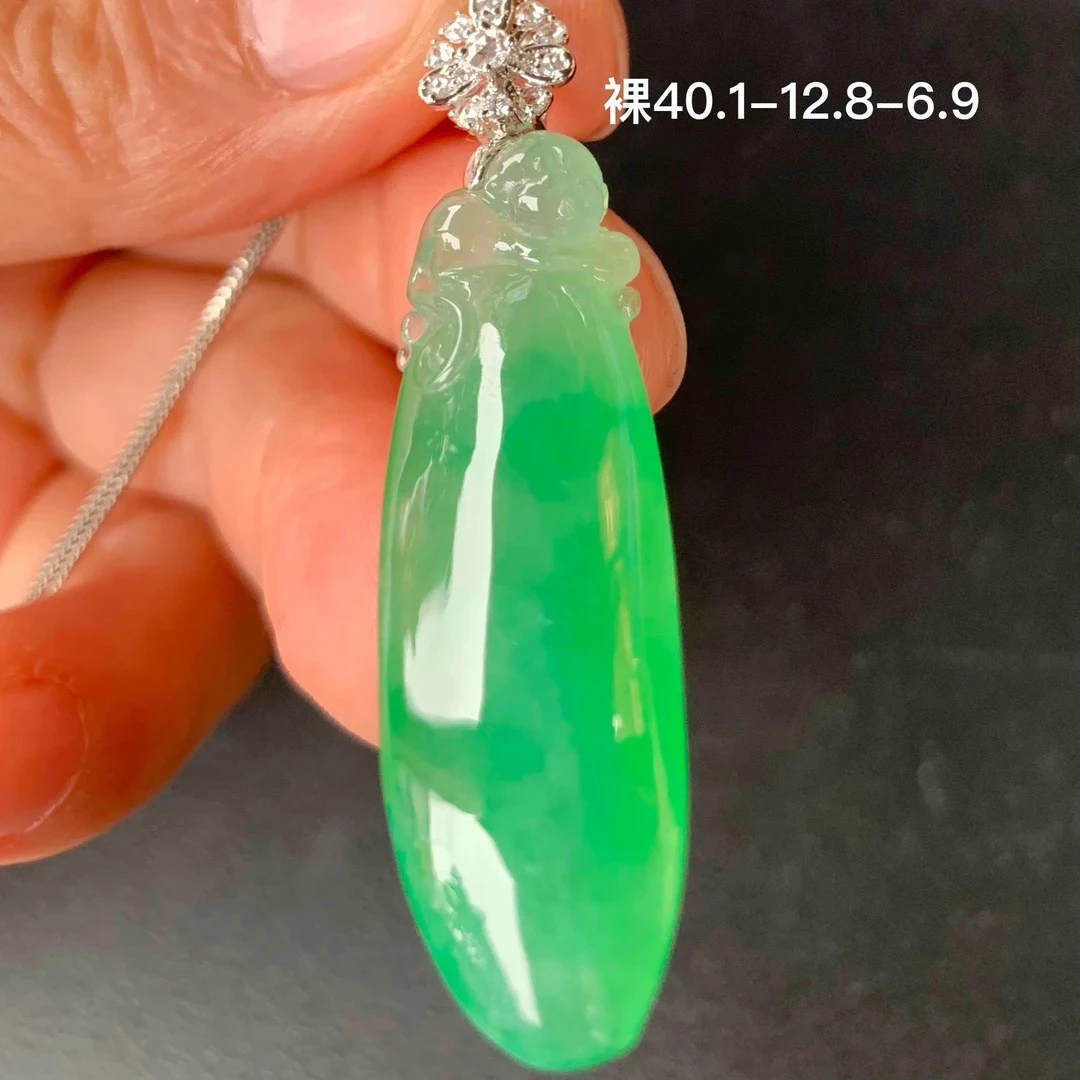 高冰阳绿福瓜天然翡翠吊坠 镶嵌精致