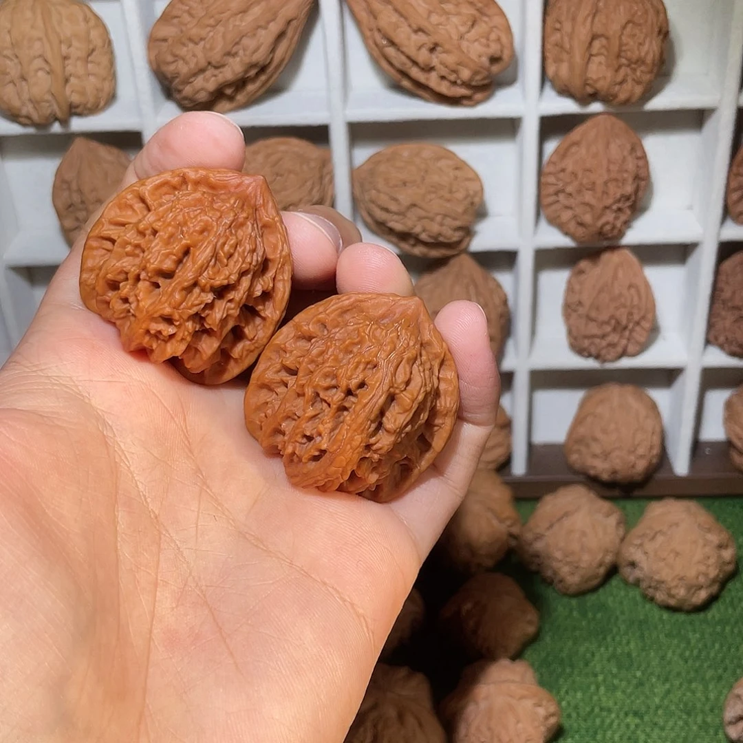 文玩核桃吊坠打完底的盘龙虎头