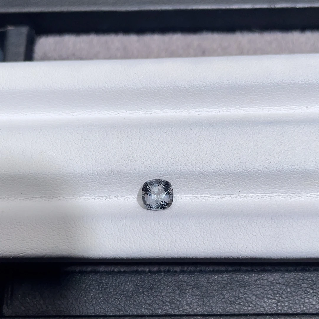 尖晶石裸石0.93ct金属灰缅甸