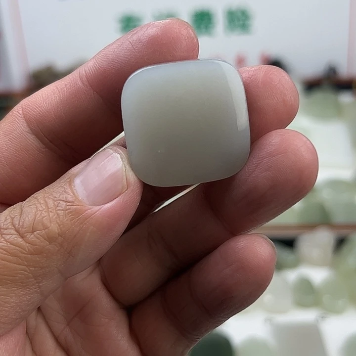 可***多和田玉未镶嵌颈饰