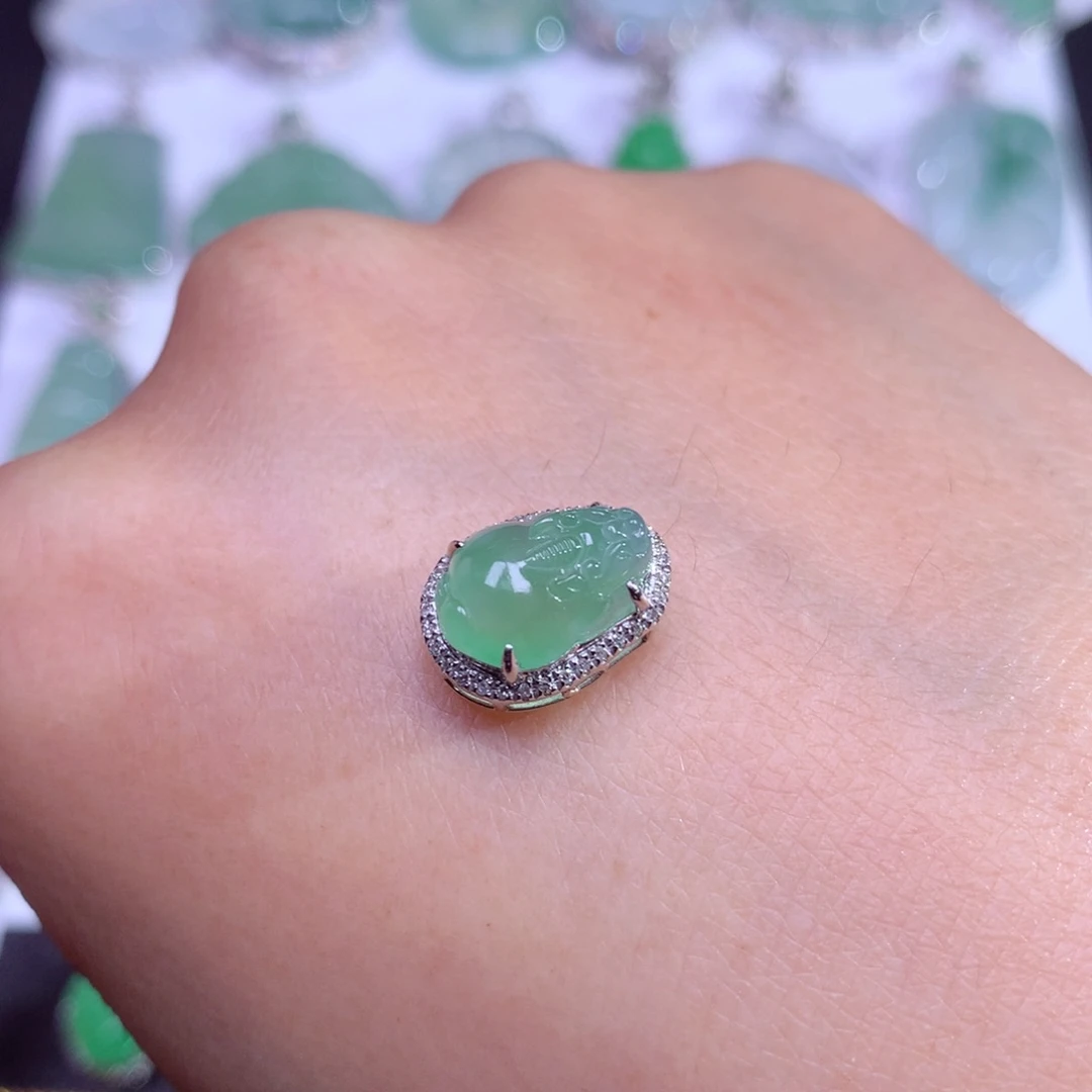 翡翠颈饰18K金镶嵌冰晴绿三脚金蟾路路通