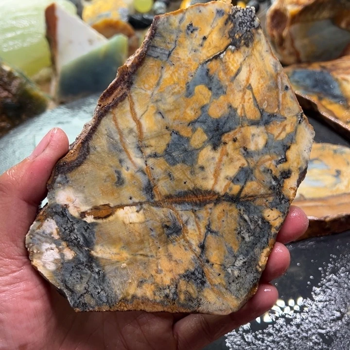 未镶嵌蛇纹石玉珠宝奇石