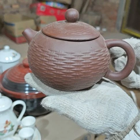 库存微瑕紫砂壶一个