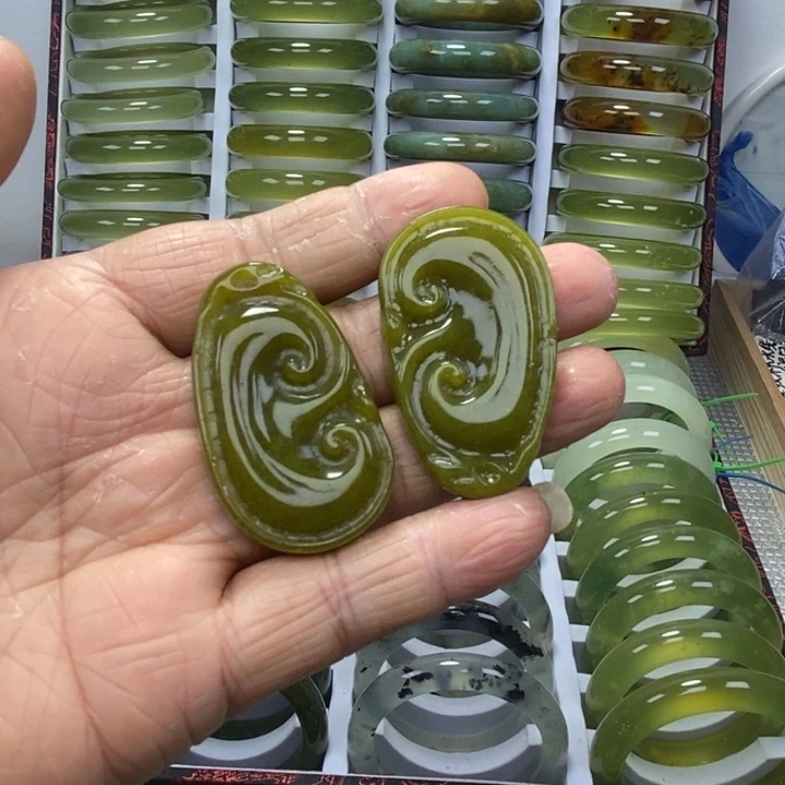 蛇纹石玉未镶嵌手镯