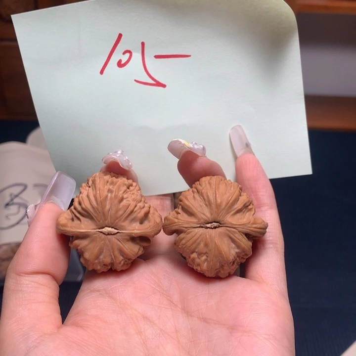 文玩核桃吊坠三角白