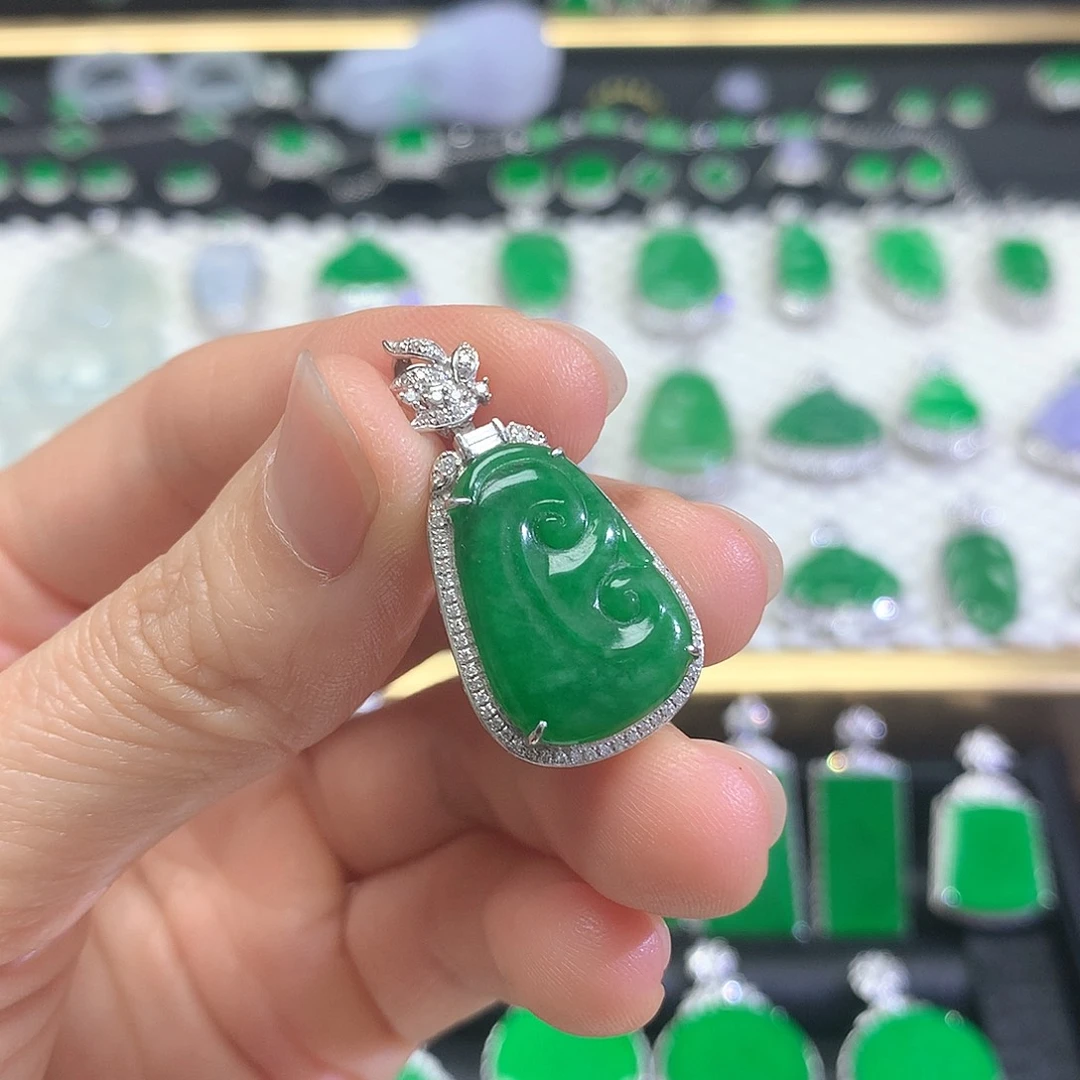 颈饰18K金镶嵌翡翠吊坠