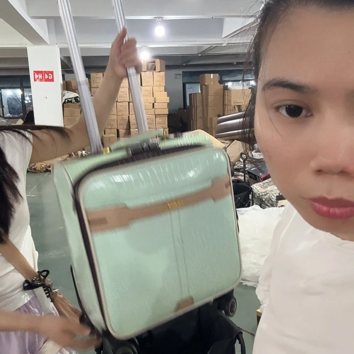绿色多纹路行李箱18寸