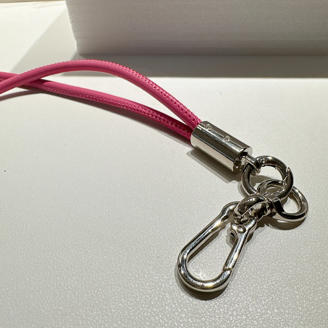 枚粉色皮绳挂脖长链挂件手机挂链斜挎挂脖挂饰ins通用女款简约