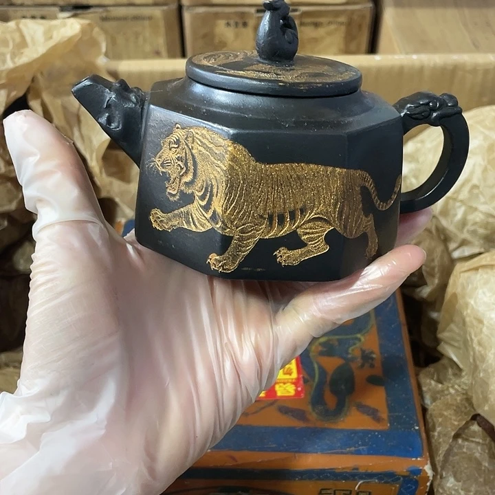 茶壶紫砂原矿泥料，手工制作的一把紫砂壶。