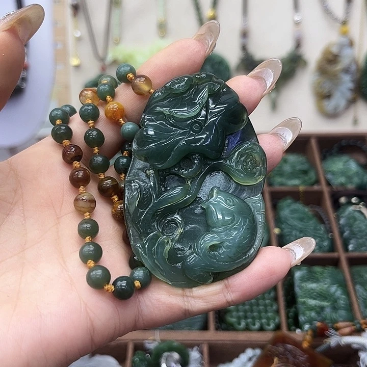扬***航蛇纹石玉未镶嵌颈饰