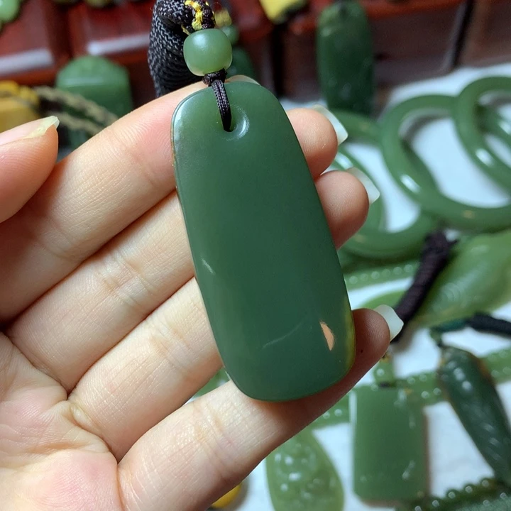 勇***了岫岩河磨玉（透闪石质玉）未镶嵌颈饰