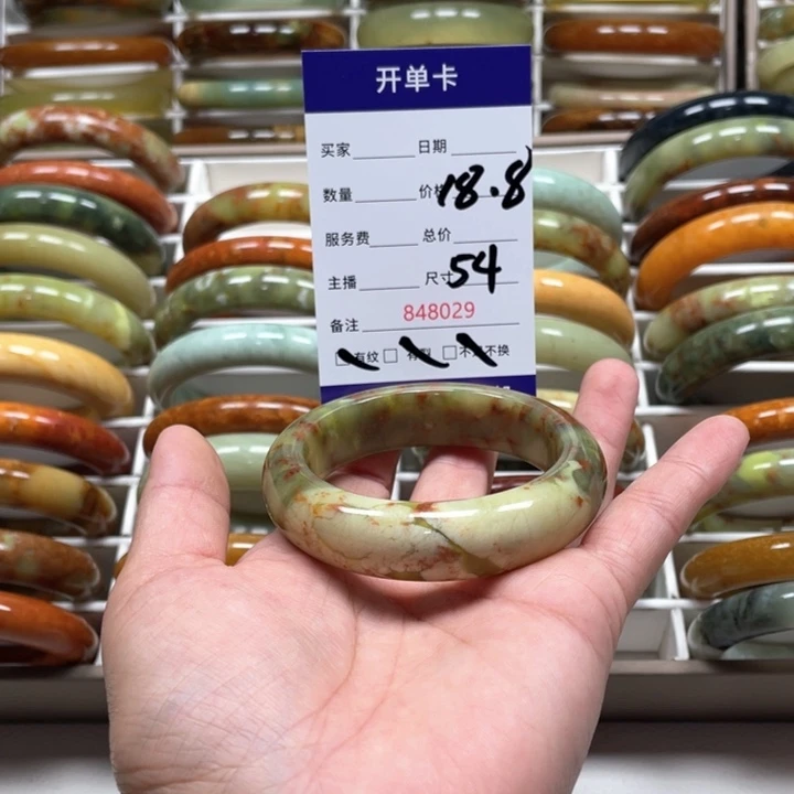 蛇纹石玉手镯未镶嵌水**?