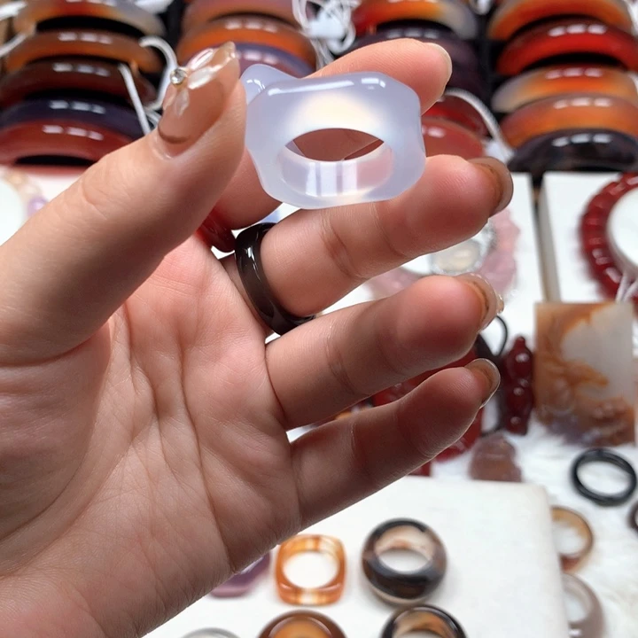 玛瑙/玉髓戒圈未镶嵌笑**人