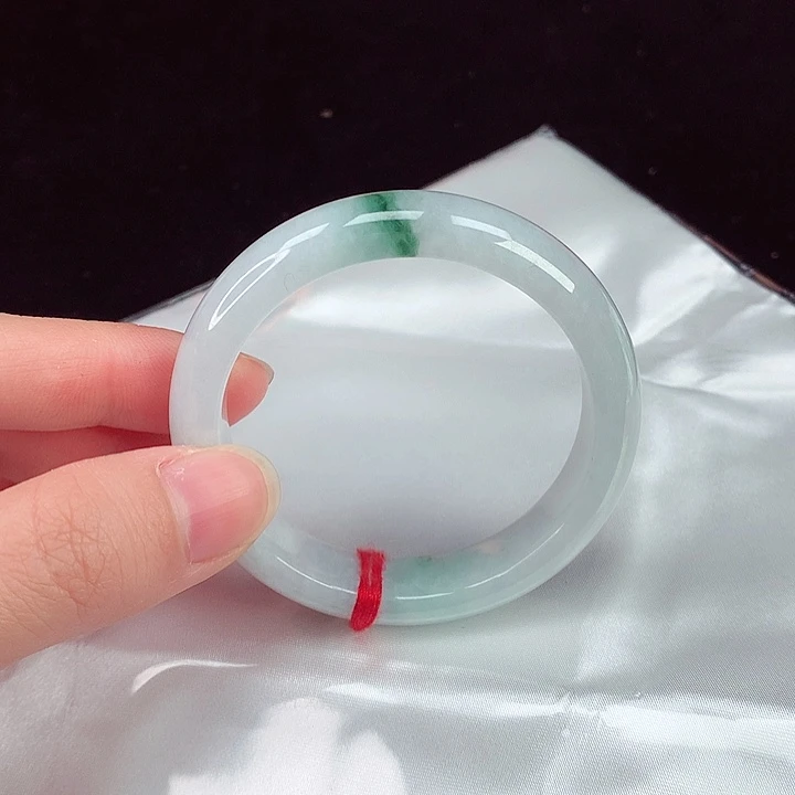 翡翠手镯未镶嵌翡翠