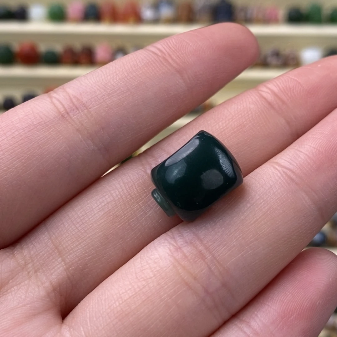 翡翠未镶嵌颈饰三通