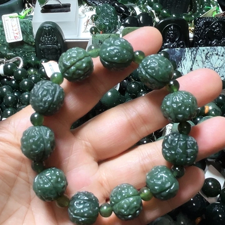 牛***家蛇纹石玉未镶嵌颈饰