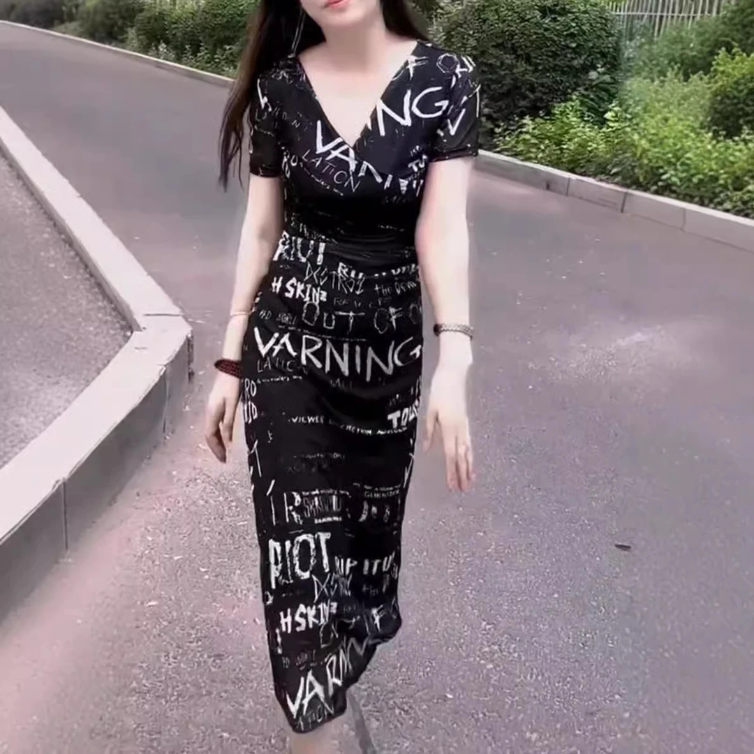 大爱美依缘2025夏季新款时尚V领连衣裙字母修身显瘦中长款女气质