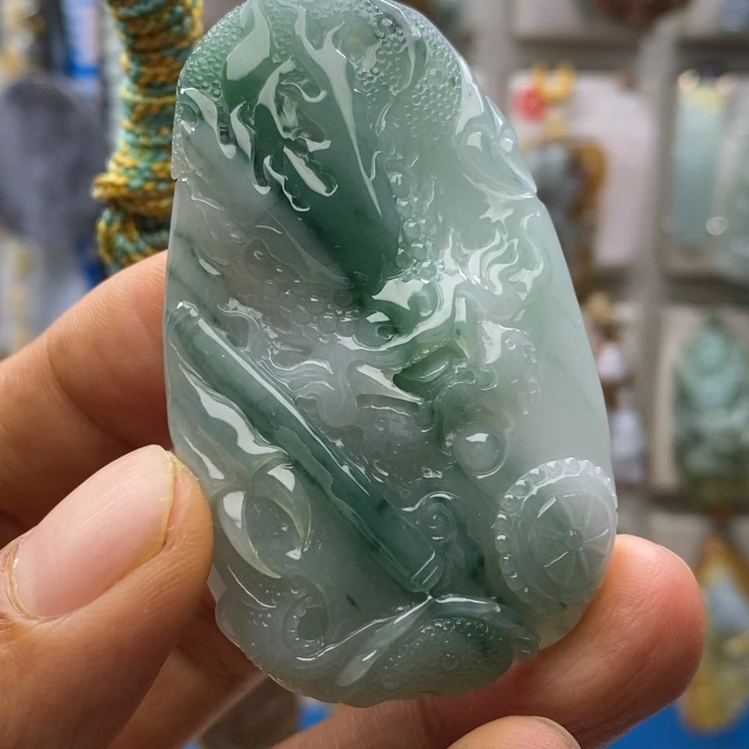 翡翠未镶嵌颈饰龙