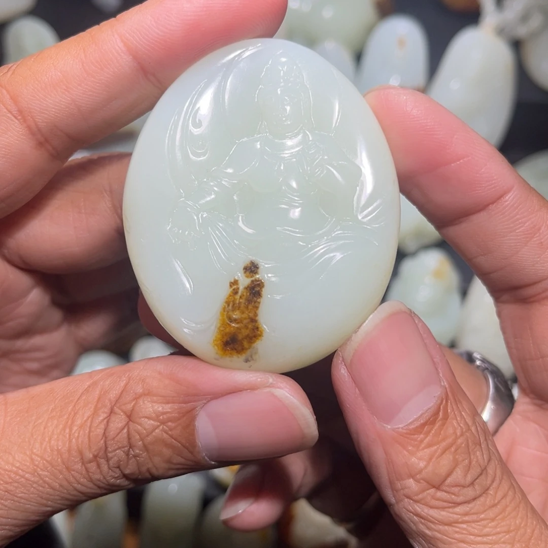 大***鱼和田玉未镶嵌颈饰