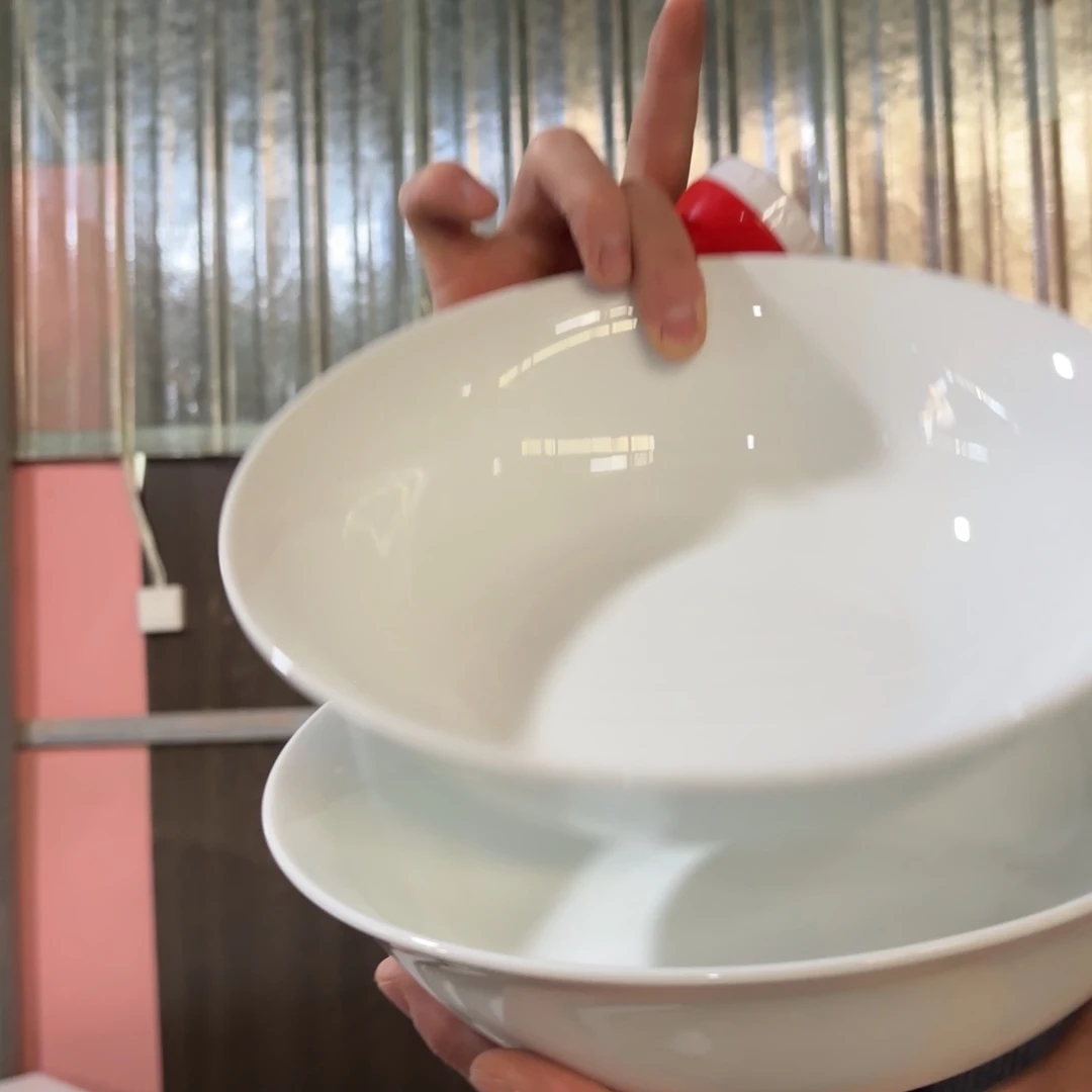 9英寸高白泥斗碗2只微瑕