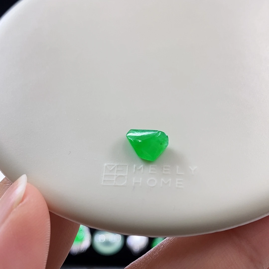 颈饰未镶嵌翡翠阳绿随形