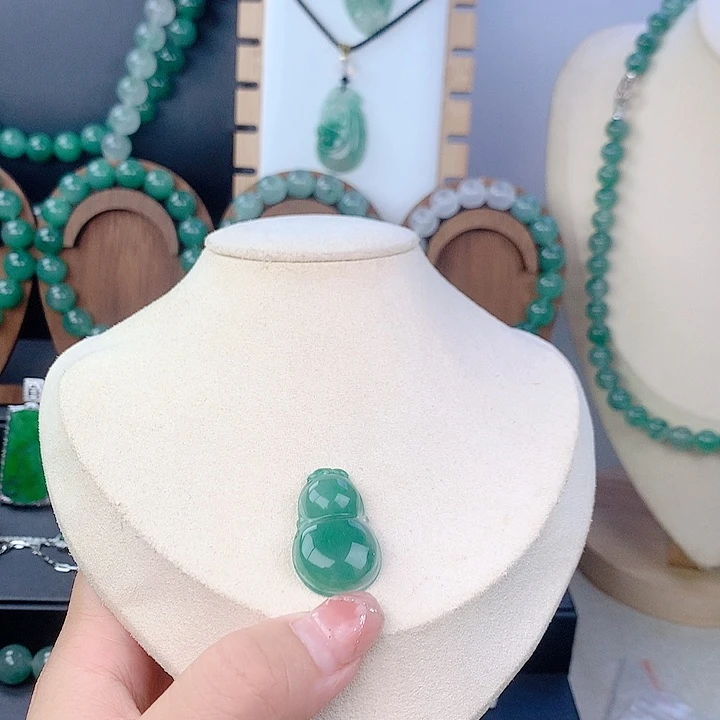 石英质玉未镶嵌颈饰