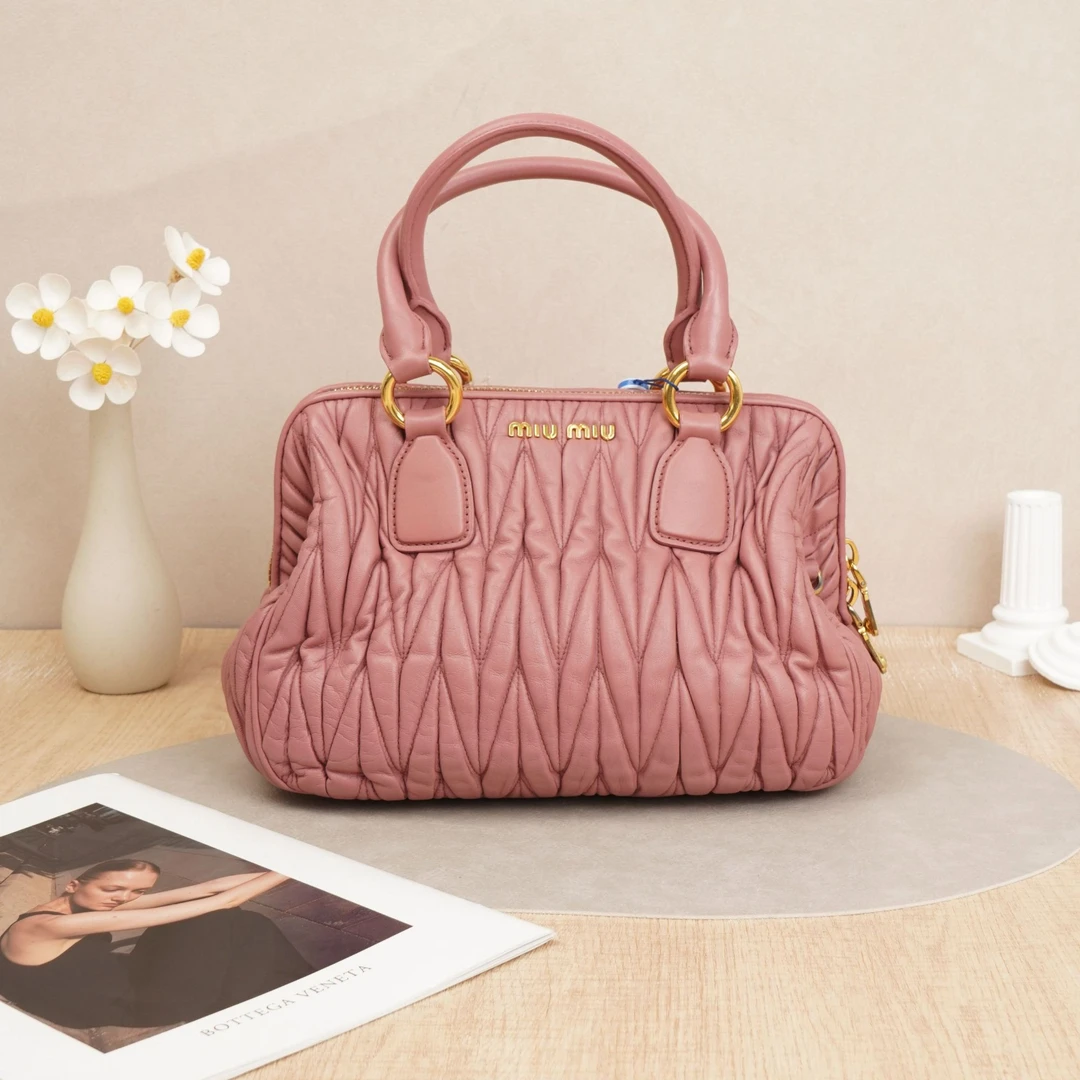 95新 MIU MIU/缪缪 缪缪褶皱元宝包粉紫色羊皮/肩带/DS024412