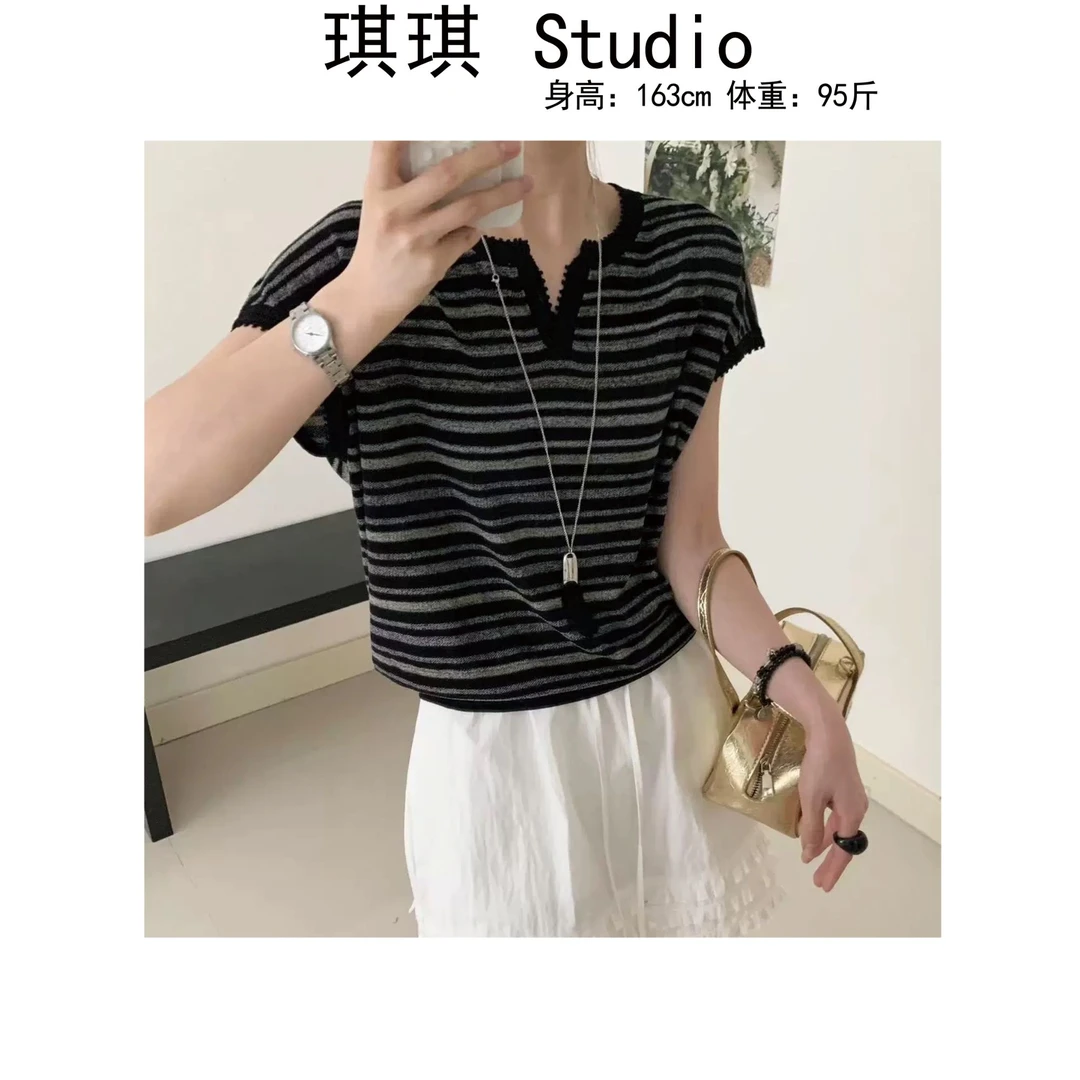 《琪琪家》夏季新款舒适时尚百搭宽松V领撞色条纹减龄针织短袖-CS