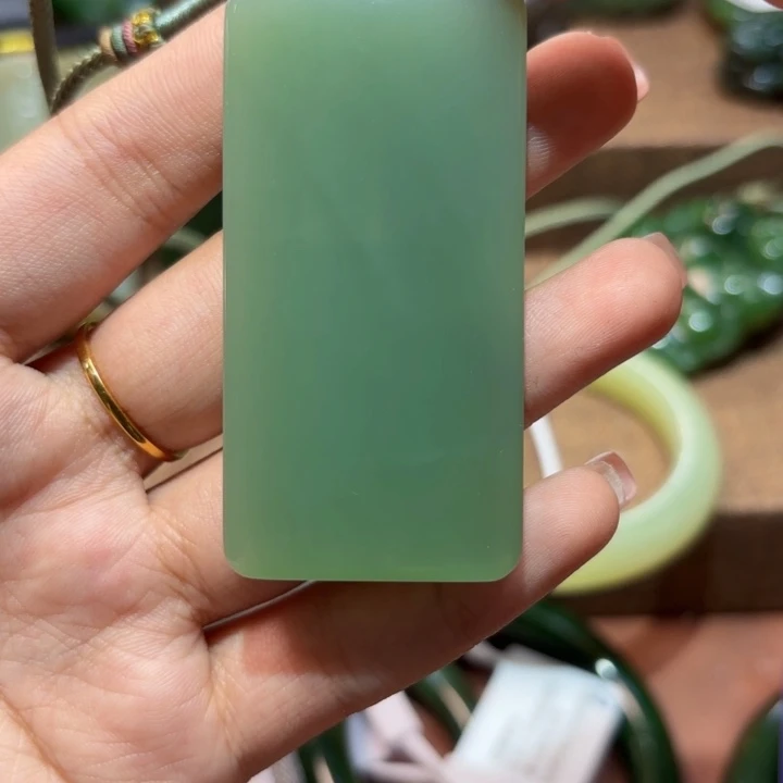 颈饰未镶嵌和田玉（碧玉）