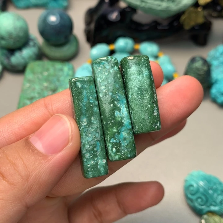 绿松石未镶嵌颈饰