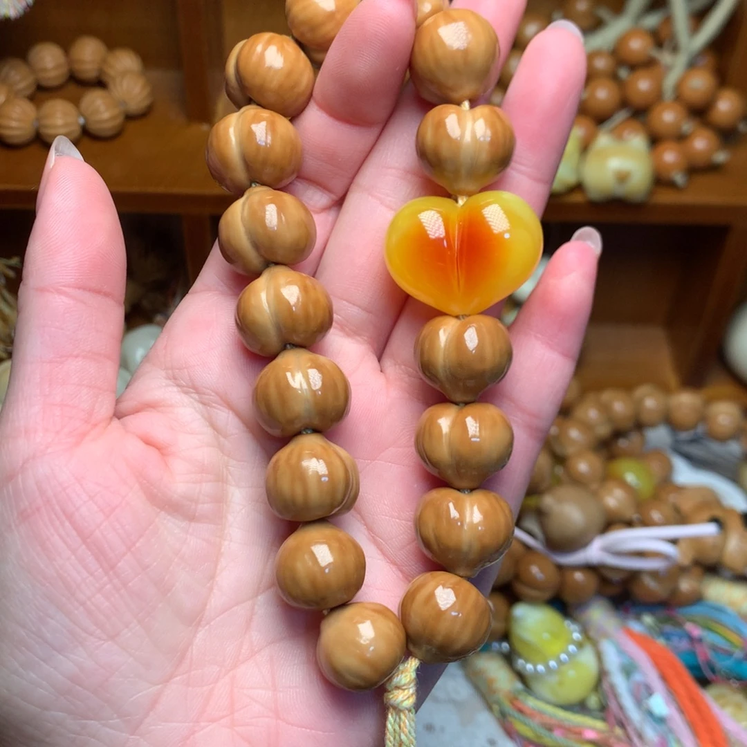 猴头核桃吊坠二代屁桃手持爱心