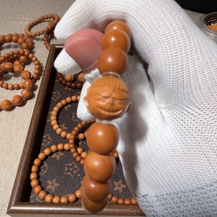 一***沉木质类猴头雕刻老型。