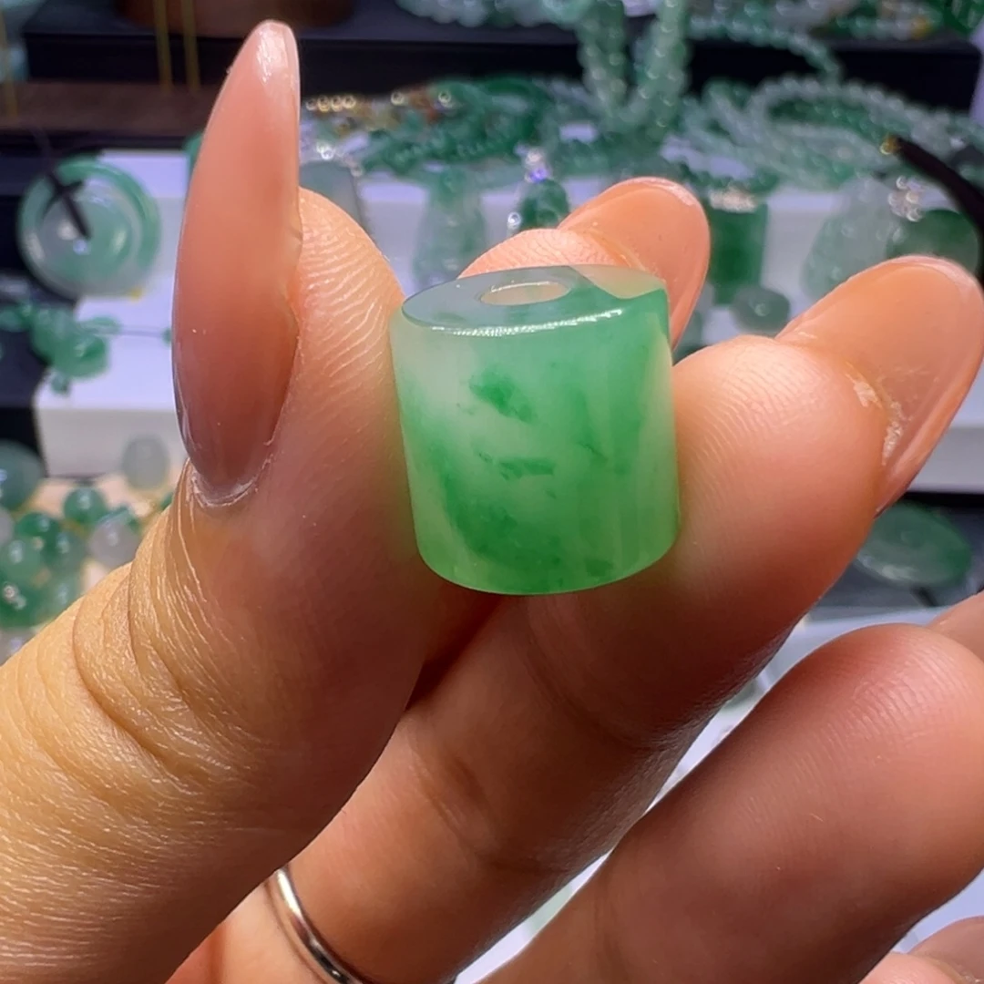 颈饰未镶嵌石英质玉（非洲翠）