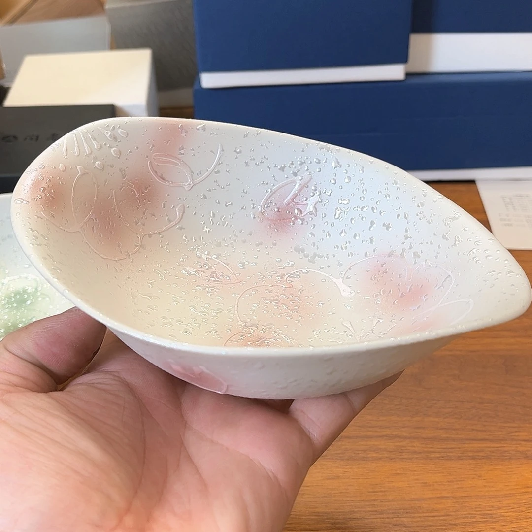 盖碗在家门口看到的小猫在玩