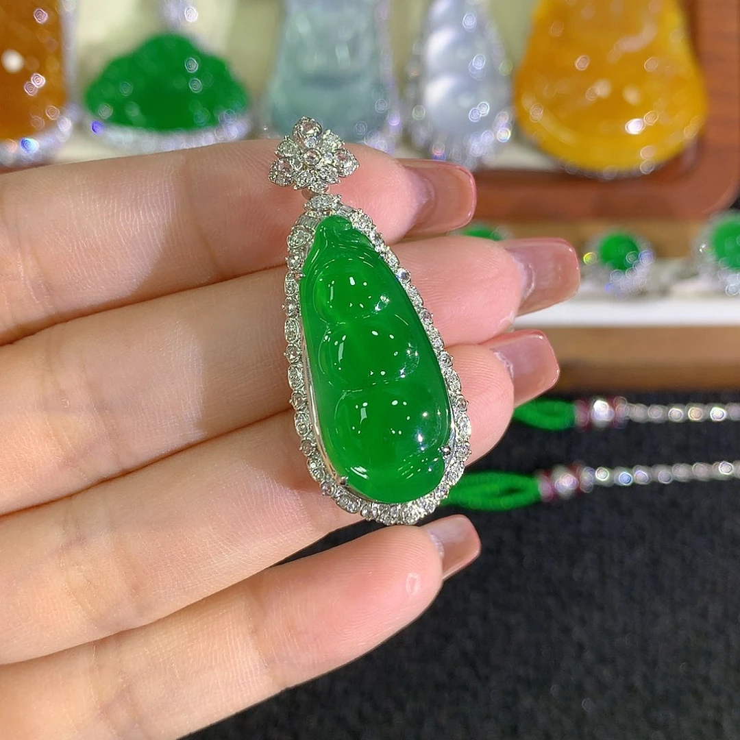 颈饰18K金镶嵌翡翠豆子