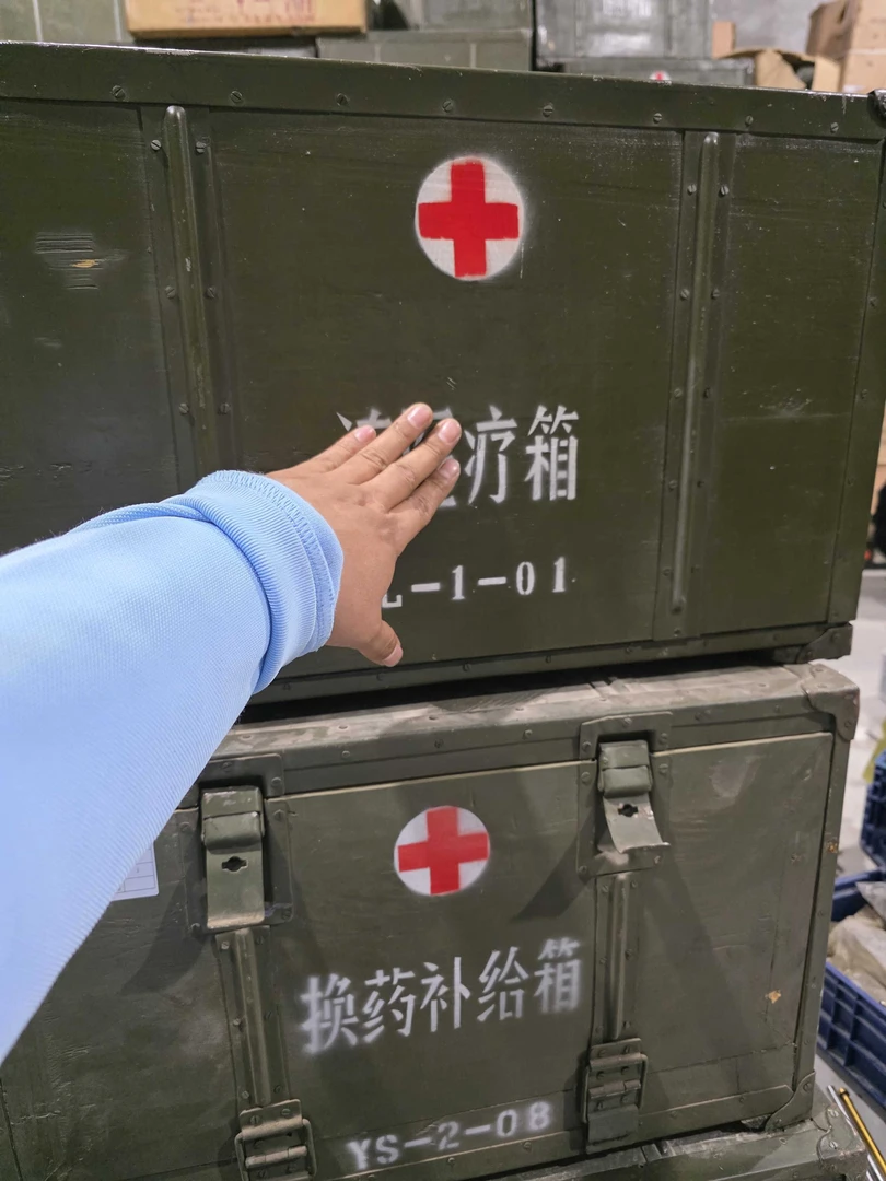 绿色五金木工具箱子一个带隔层
