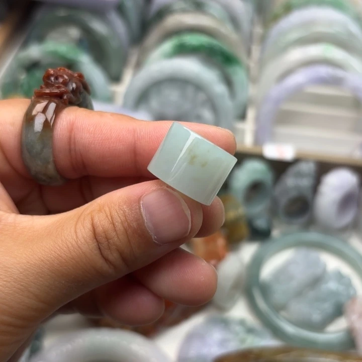翡翠未镶嵌颈饰洒进桶珠