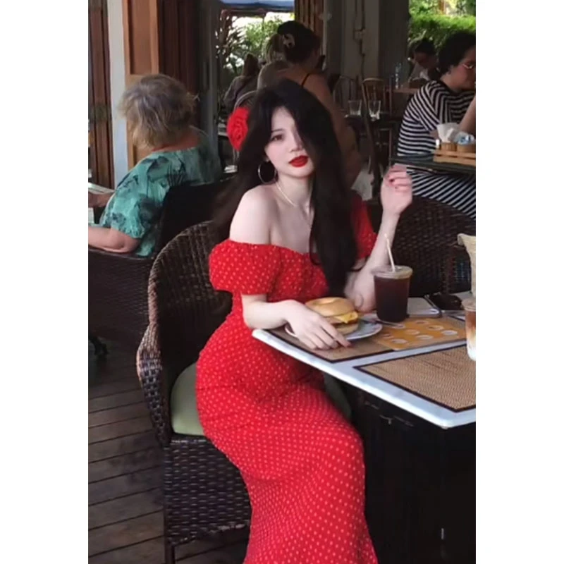 纯欲甜辣波点一字肩休闲连衣裙女秋夏多巴胺穿搭修身收腰包臀长裙
