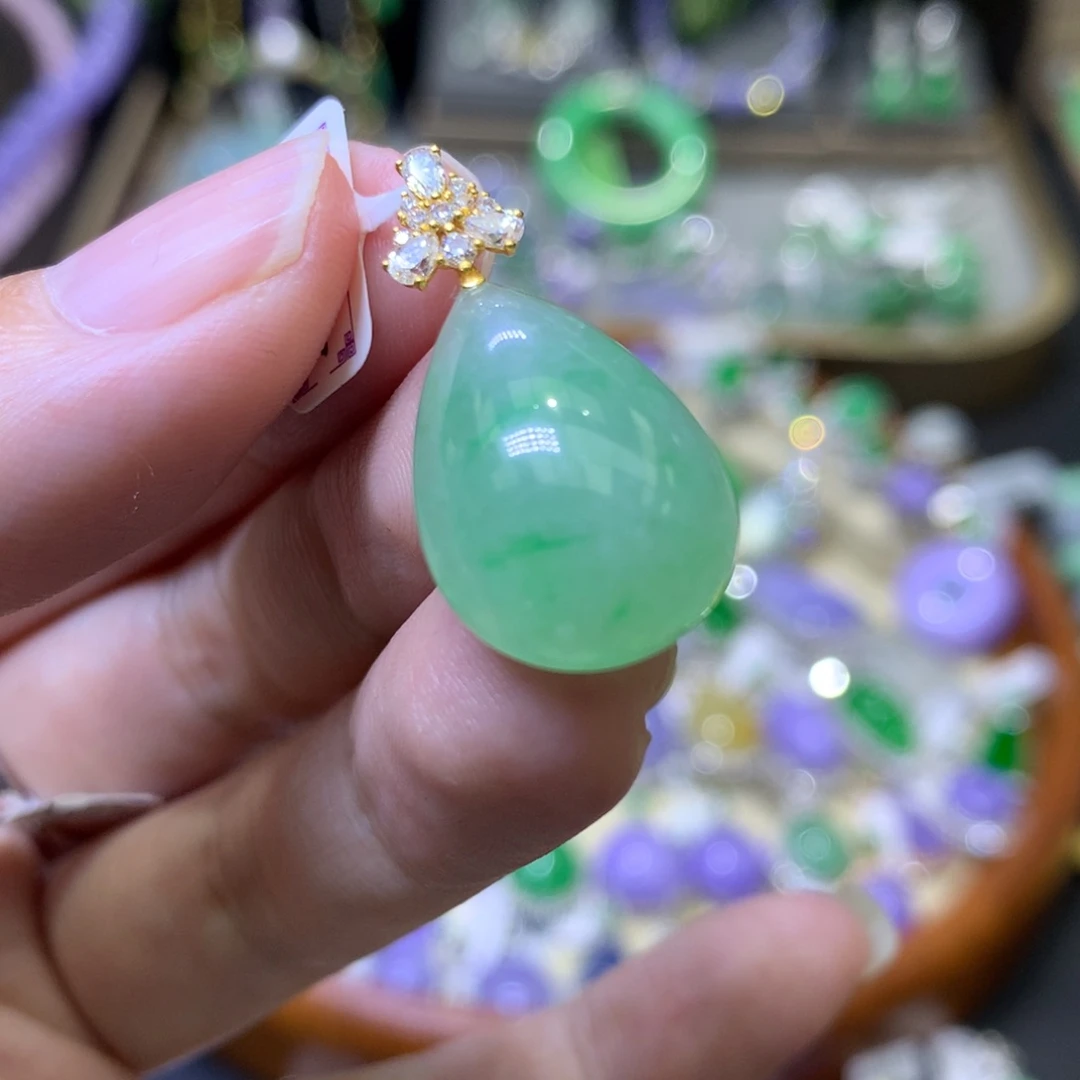 颈饰18K金镶嵌翡翠