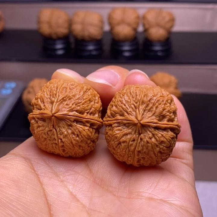 文玩核桃把件密石四楞76