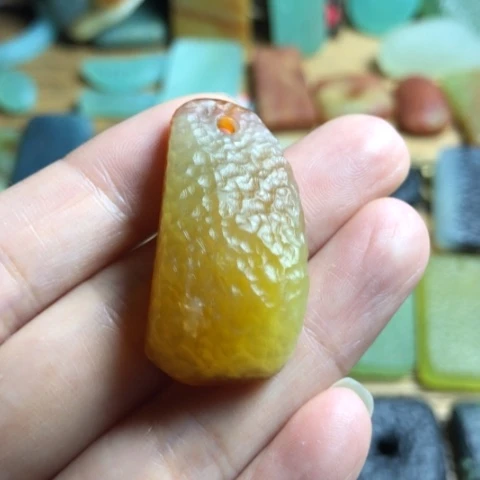 蛇纹石玉颈饰合金