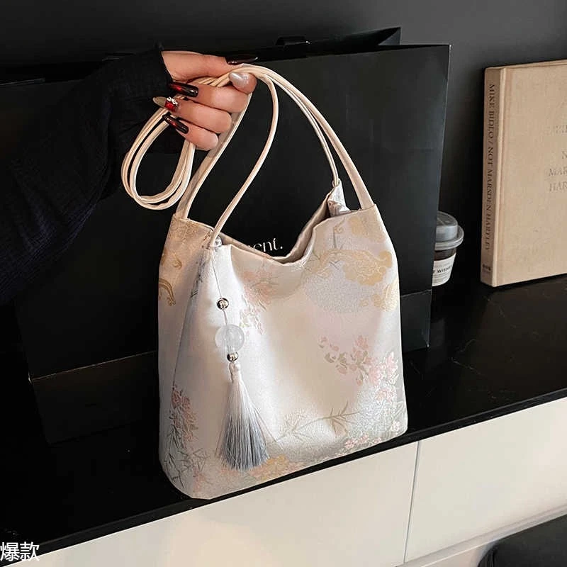 国风新中式腋下小包包女2025新款潮时尚刺绣水桶包夏季百搭单肩包