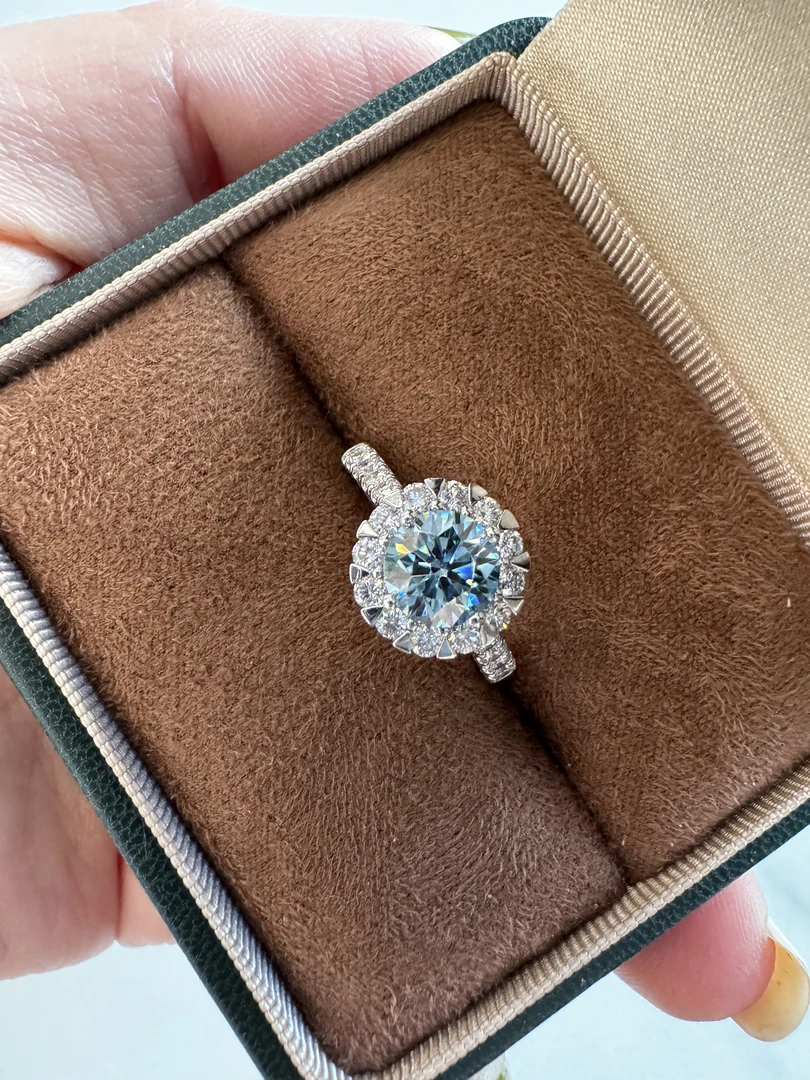 实验室培育钻石     一克拉     圆形围镶蓝钻戒指(不议价）
