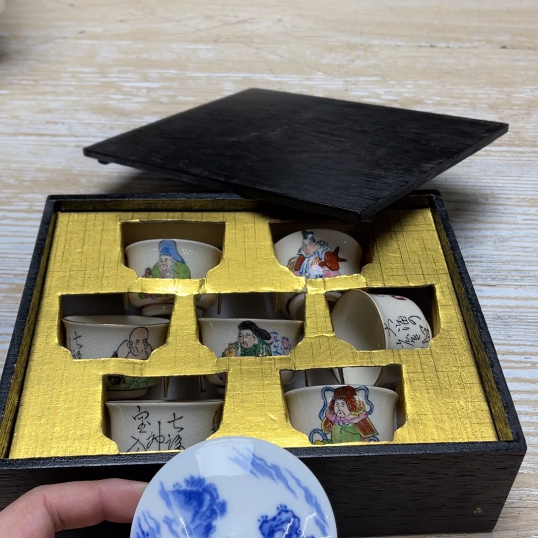 瓷片密密麻麻地排列着