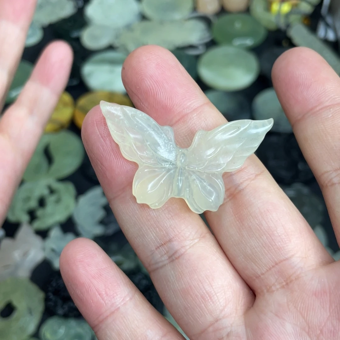 岫玉未镶嵌颈饰蝴蝶