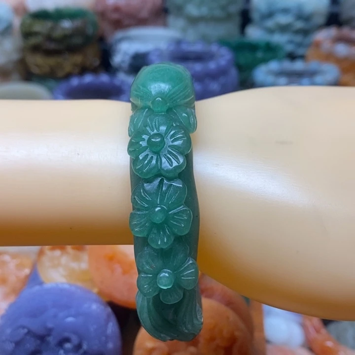 未镶嵌手镯石英质玉（佘太翠）