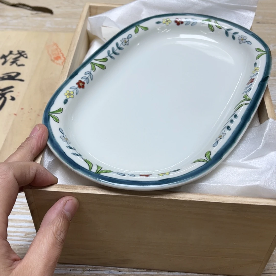 瓷片密密麻麻地排列着