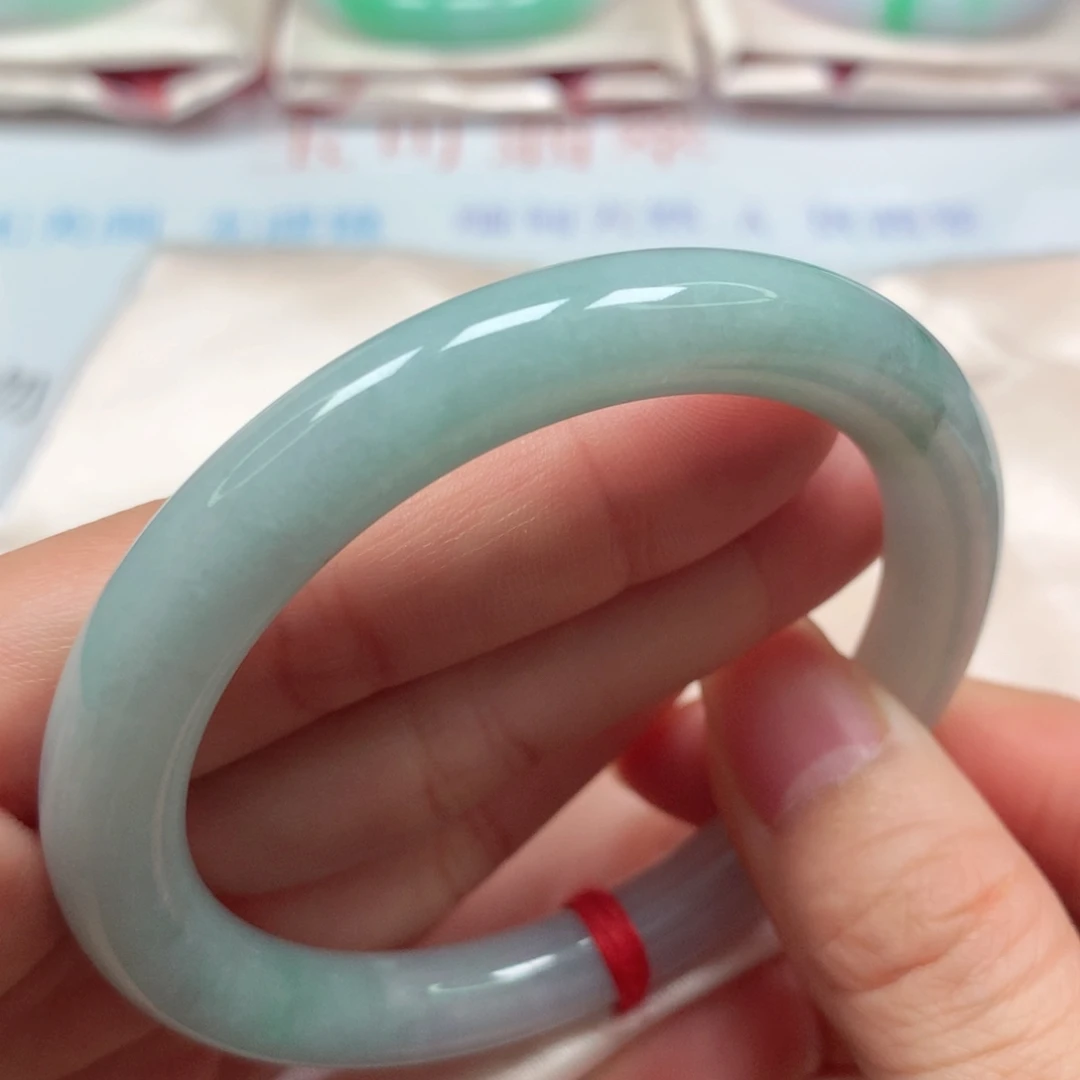 翡翠未镶嵌手镯细腻冰胶晴蓝绿底飘花圆条5556