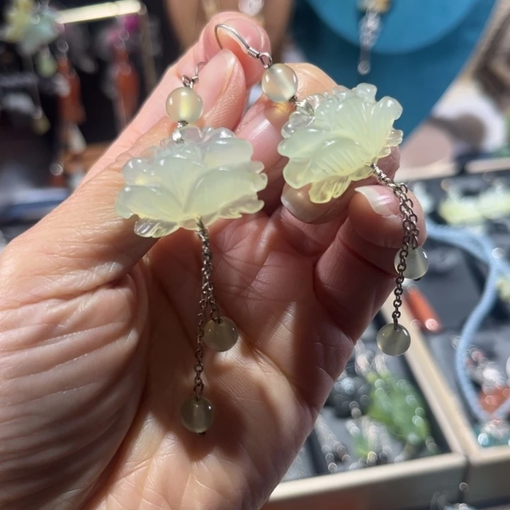 蛇纹石玉未镶嵌耳饰